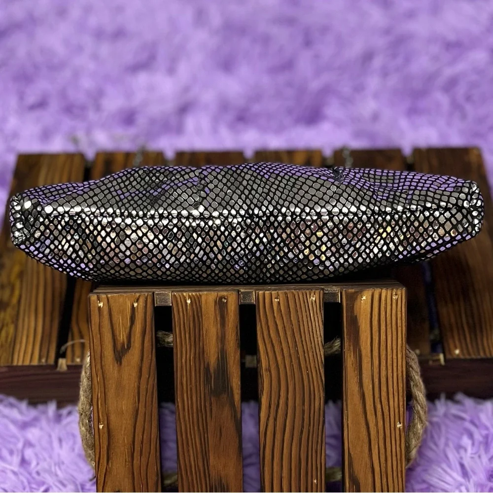 πSOLDπ VINTAGE WILSONS LEATHER Silver Clutch w/Chain - Picture 10 of 11
